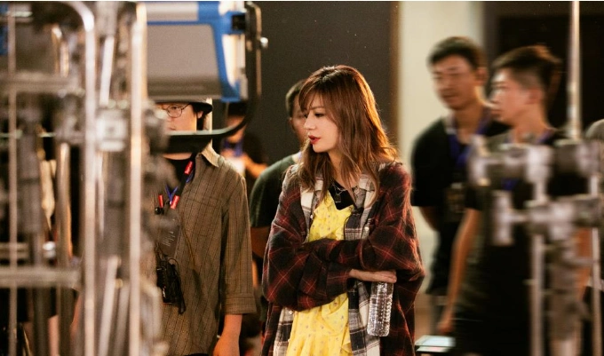 杨紫成功追星赵薇与偶像同框丝毫不逊色为真爱努力多年太励志