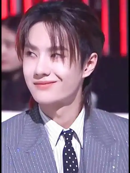 王一博歪嘴笑梦回蓝忘机##王一博gq盛典