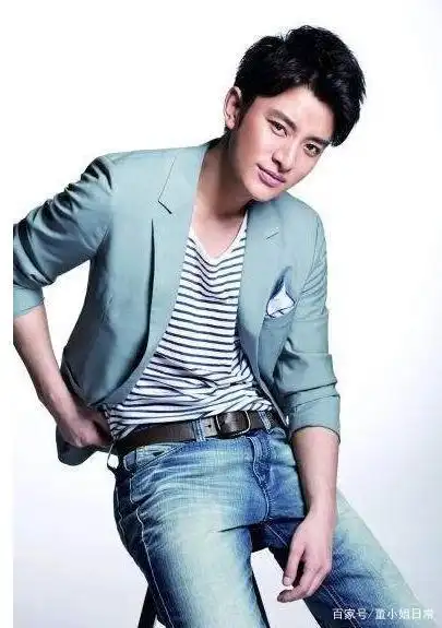 贾乃亮的时尚穿搭真时髦,白色t 黑色长裤=帅气十足?少年感满满