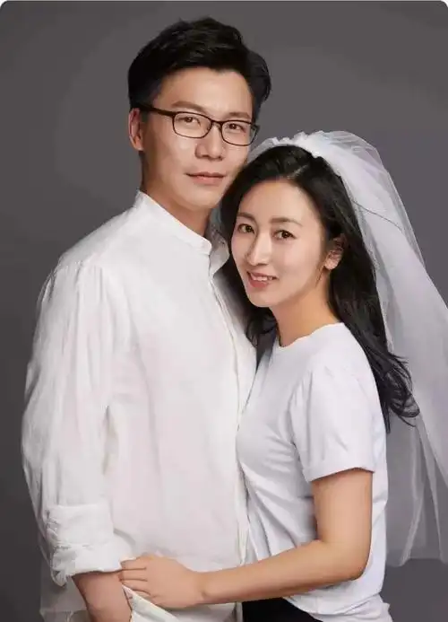 刘吉桦比陈铭大7岁,当年表面上是陈铭的老师,后来就变成了陈铭的妻子.