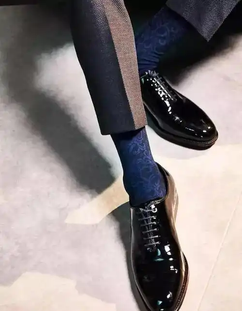 中年男人都穿什么皮鞋配什么袜子呢