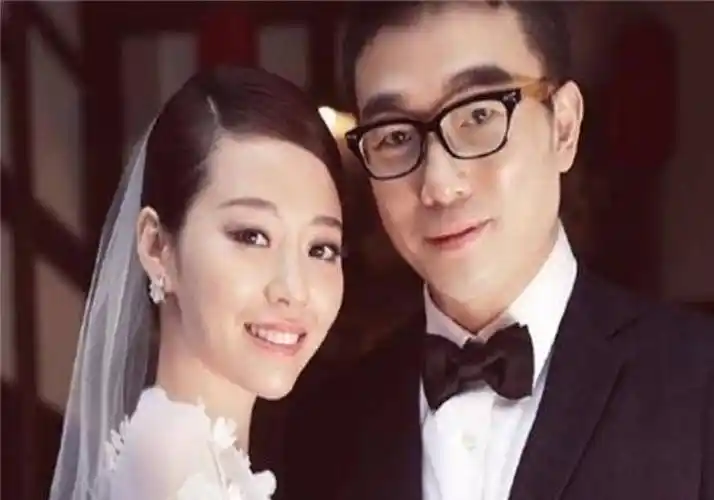 原创张靓颖与男友现身机场两人同框画面美好祝福二人爱情甜蜜