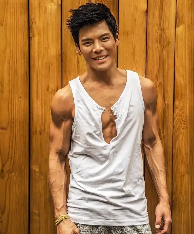 向佐最新写真力量感十足,网友:这血管也太突出了吧