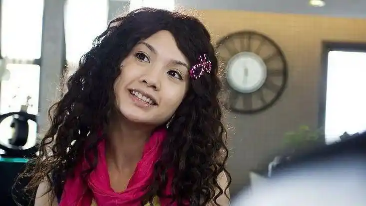 杨丞琳运动后晒健身照,素颜曝光脸颊泛红明显,穿短背心露小蛮腰_隔离