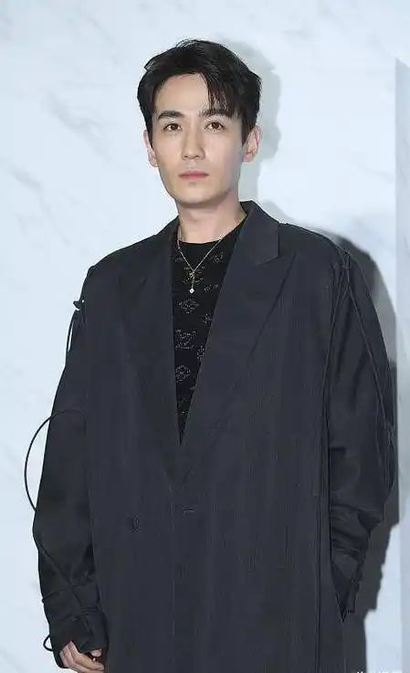 朱一龙参加"走秀"被摄影师调侃,还对经纪人闯祸了?_活动_结果_镜头