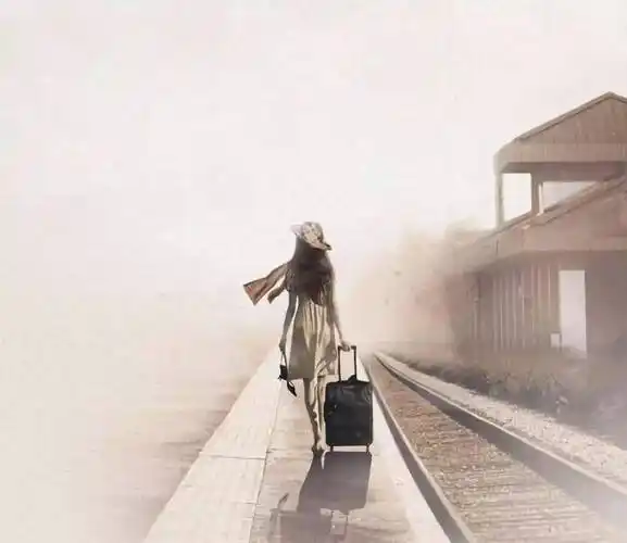 当你快乐的时候沙滩上有四行脚印;当你伤悲的时候沙滩上有两行脚印.