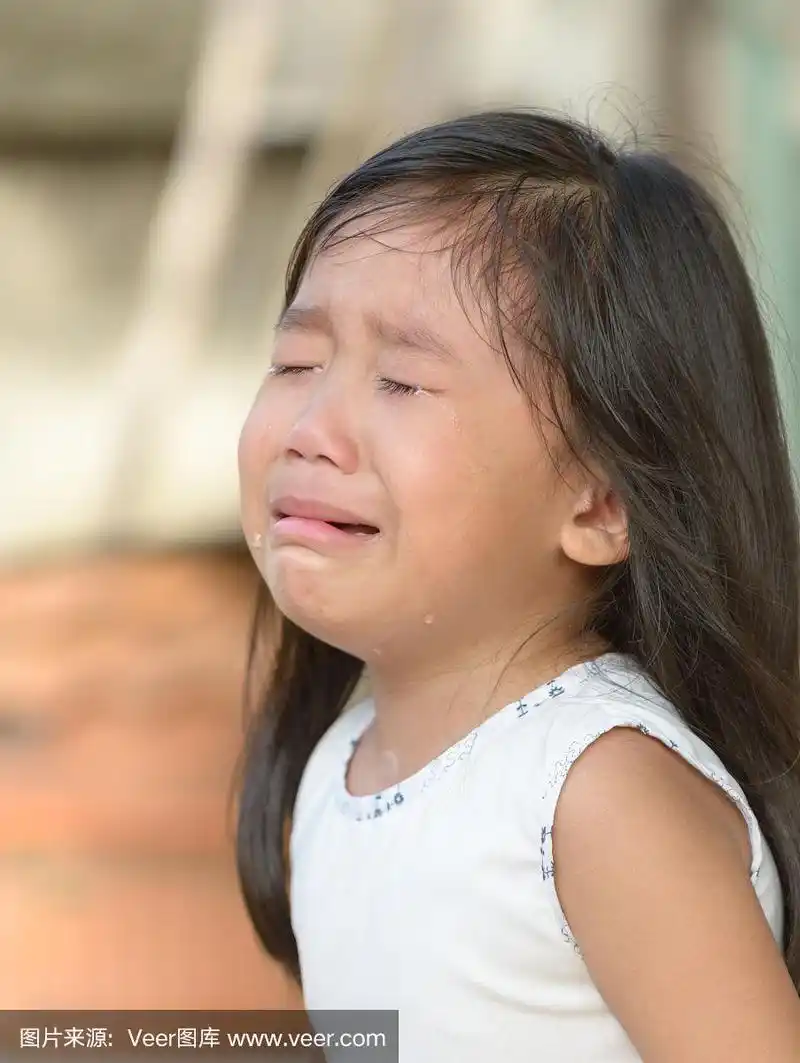 可爱的亚洲小女孩哭