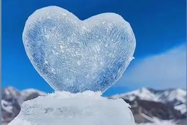 小伙在赛里木湖边做出爱心冰雕美美哒