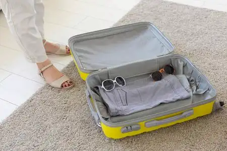 度假,旅游和度假概念-打开行李箱躺在地板上,俯视照片