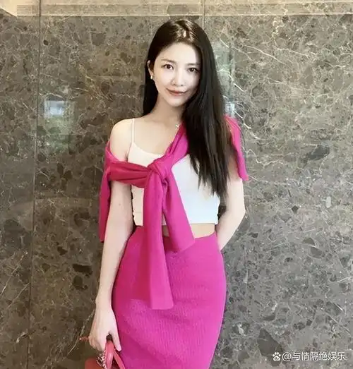 杜淳娇妻王灿豪宅内大秀身材!膝盖伤痕格外抢眼,引以网友热议