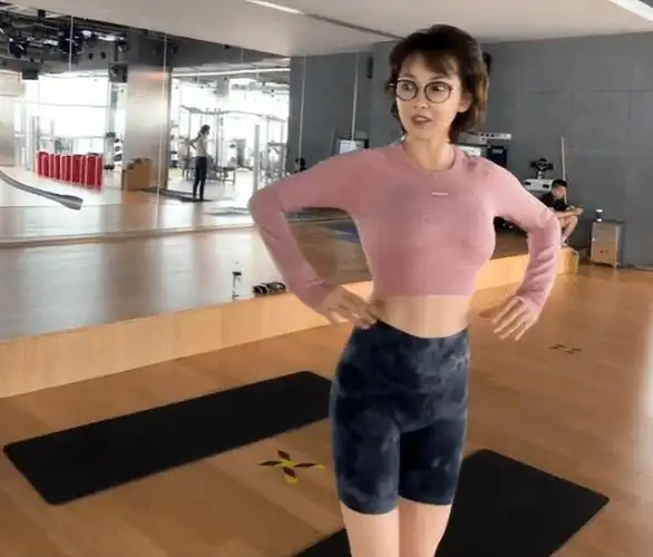 牛莉|50岁牛莉与健身教练亲密互动!肢体接触频繁,男方身材健硕魅力高