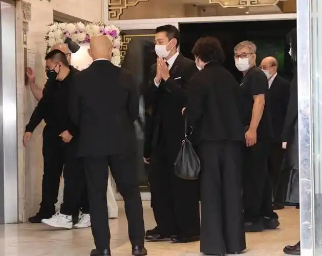 大家好,近日传来了一则令人沉痛的消息,音乐天王刘德华的父亲,刘礼