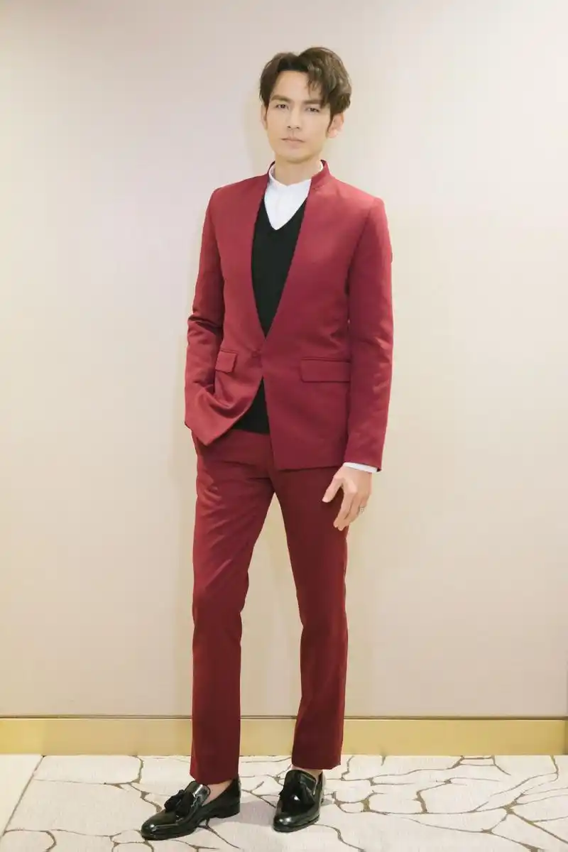 钟汉良央视跨年 红火演唱《中华好儿孙》