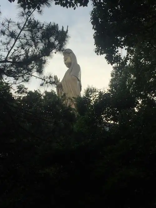 四海行人远敬香; 佛顶山高云托月,梵音洞古雾成祥.