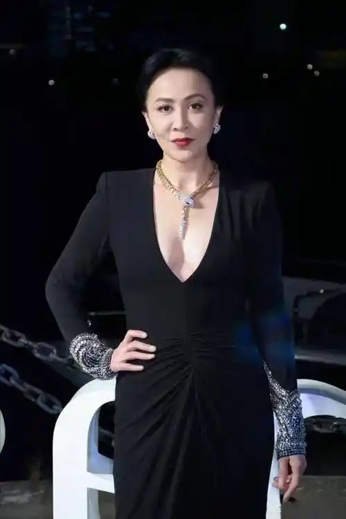 刘嘉玲惊艳亮相!"无痕裙"展现时光不败美人魅力_好身材_裙子_岁月