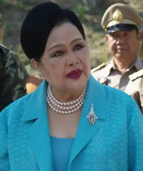 泰国太后88岁生日!娘家底子厚"任性"一生真傲气,泰王罕见下跪