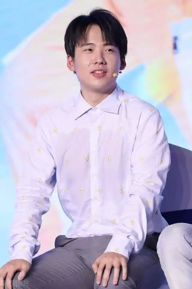 郭麒麟减肥前照片简直黑历史,恨不得删了,和郭德纲如复制粘贴