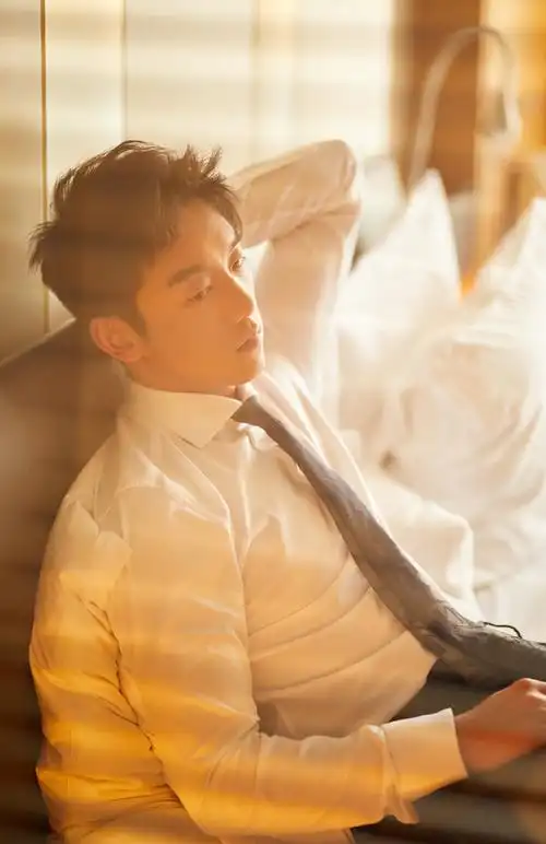 郑恺图片    郑恺慵懒帅气写真图片