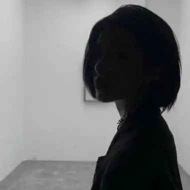 高清伤感的女生黑白头像侧脸图片