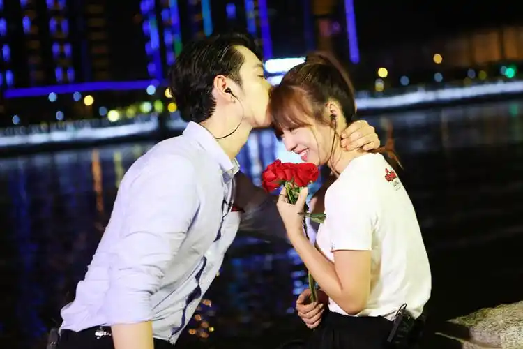 柳岩黄灿盛江边献"屏幕初吻" 假想恋情遭遇考验【2】