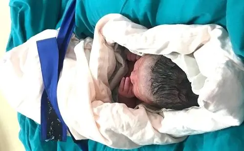 孙女初伊宝宝出生第一周(副本)