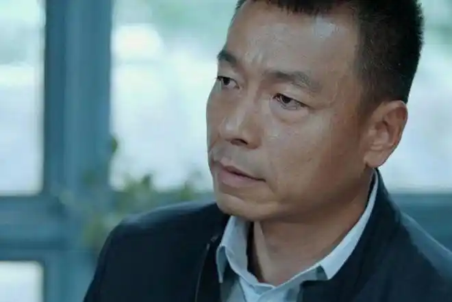 演员王挺因父母离婚落泪38岁帮父亲还债千万风光背后有泪水