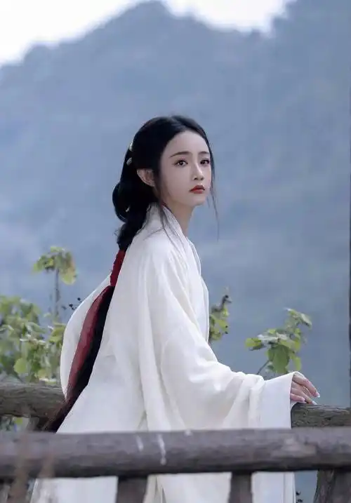 吴佳怡白色汉服仙气十足写真