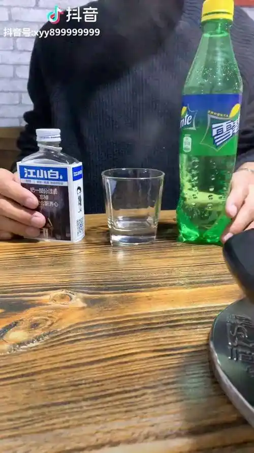 江小白配雪碧你听说过吗江小白配雪碧也有一个响亮的名字叫情人的眼泪