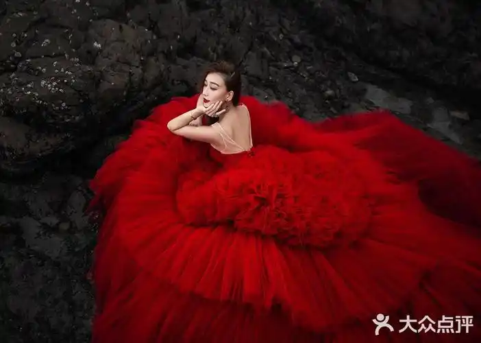 气场十足的红色婚纱照在光影下闪耀颠覆以往一惯的标配白纱