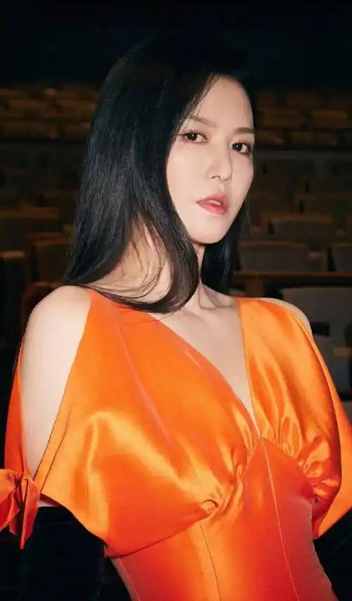 梦中女神谭维维身穿橙色优雅深v礼服裙拍摄唯美写真大片_时尚_魅力