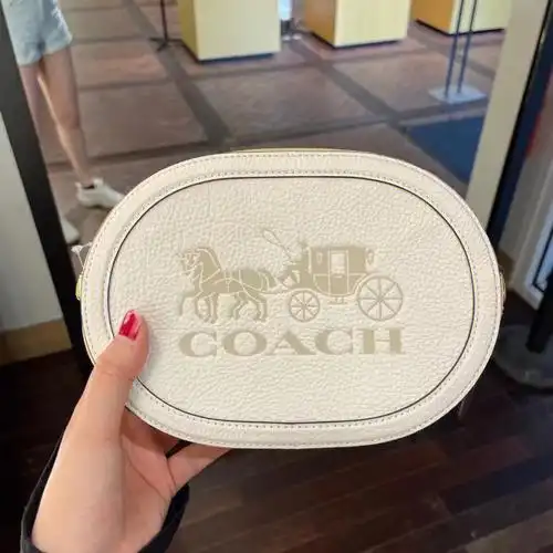coach马车logo标圆饼相机包,99火得不得了了,非常适合夏天!