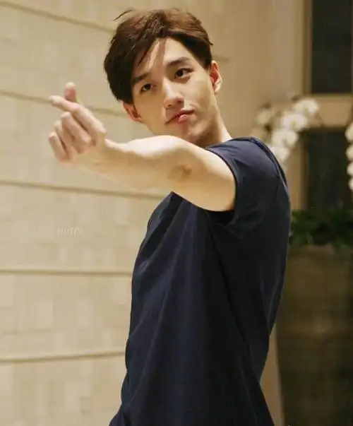 p>塔纳波·里拉塔纳卡邹(tor),1994年2月14日出生于泰国,泰国男演员.