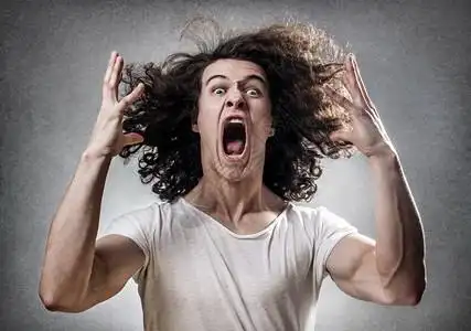 土方坍塌分解紧张的年轻面对精神崩溃年轻人以绝望的表情背景