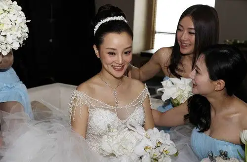 李小璐和贾乃亮终于完成了他们人生中最重要的事情婚礼