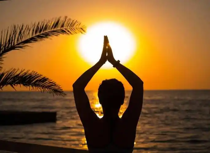 女人双手合十唯美图片