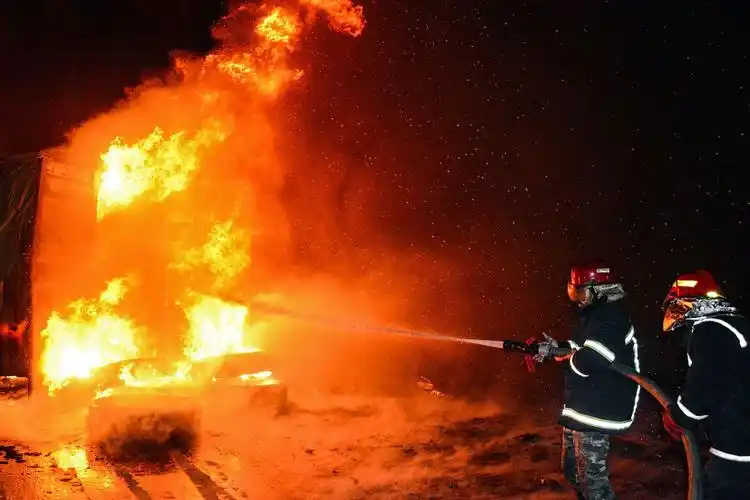 以色列空袭叙利亚港口 火光冲天