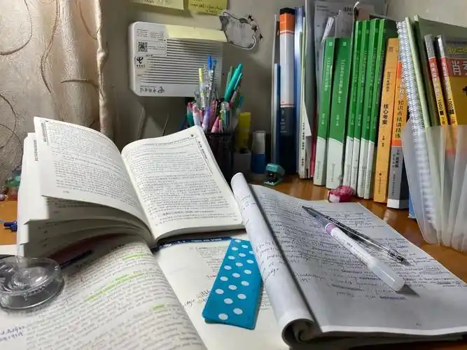 揭秘网课学生的书桌标配