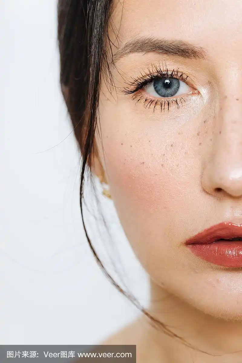 画像美丽的黑发女人模型与雀斑和蓝眼睛