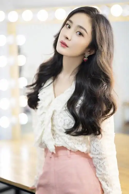 杨幂壁纸:今日份卷发幂好美好温柔,你在我面前永远都闪闪发光