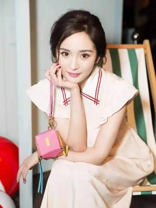 "撩汉高手"杨幂的曲折上位史,靠魅力征服三位大咖,被迷弟追逐_演出