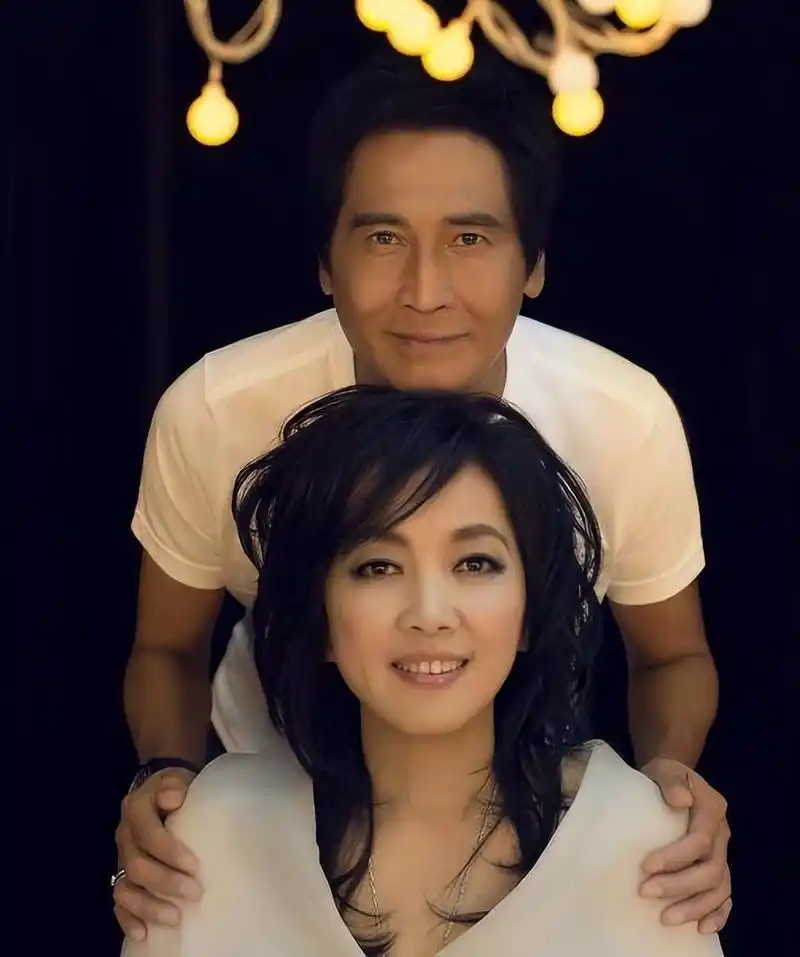 看到妻子在擦拭,齐秦对她说:雅雅,所谓尘世就是充满灰尘的世界,要学会