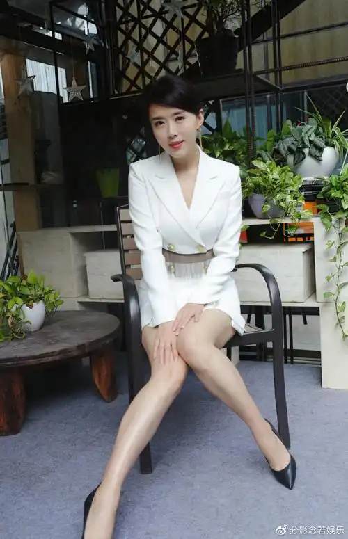 颜丹晨最美嫦娥不白叫的穿露脐装情人节上卫视雪白马蜂腰