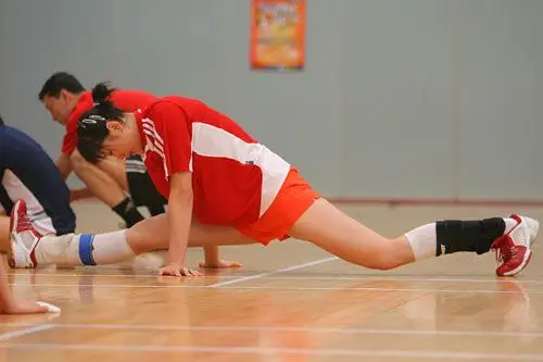 图文:女排备战多米尼加队 姑娘们做劈叉训练