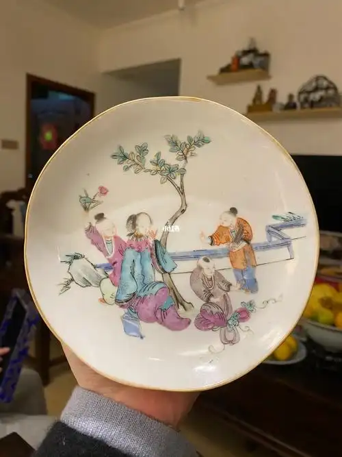 同治人物细路粉彩小盘子