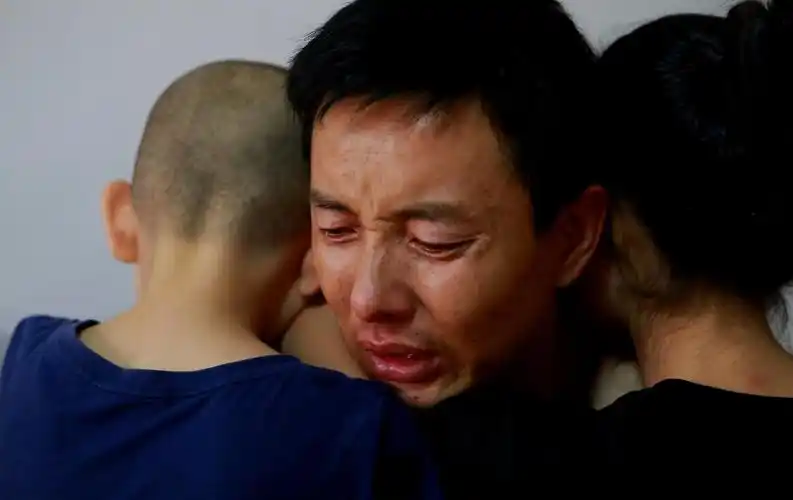 山西小姐弟不幸同患癌 火车站上演生死离别