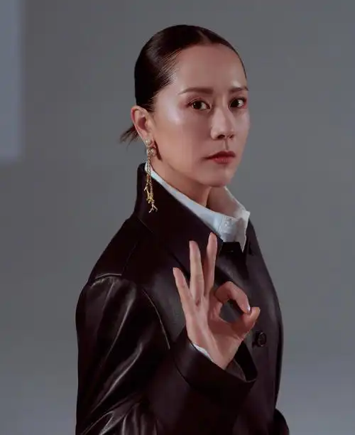 海清黑白质感大片来了,燕尾小辫子搭配棕色夹克,时髦又摩登