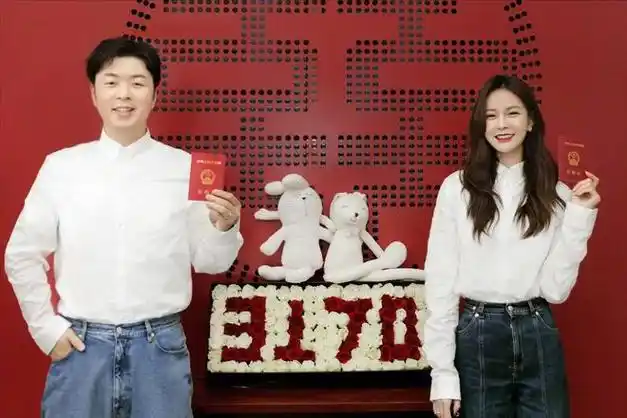 杜海涛沈梦辰近照曝光,男方发量稀疏脸长斑,结婚2年还没办婚礼|吴昕