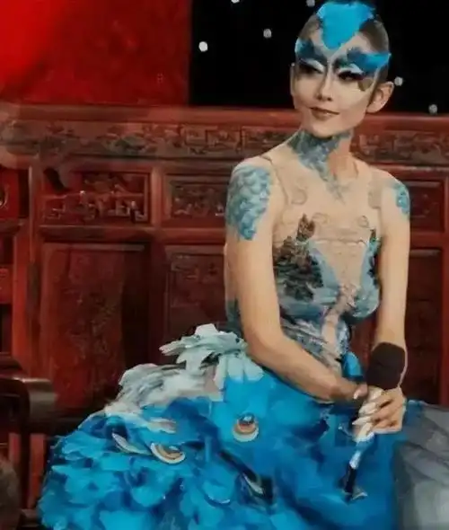 杨丽萍为了艺术真是拼了衣服竟是画的身上的纹路看得一清二楚
