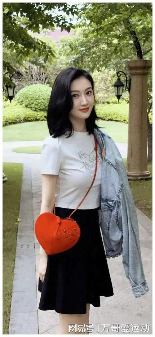 舆论后景甜新照爆出,初夏淡雅妆容甜美又清新!