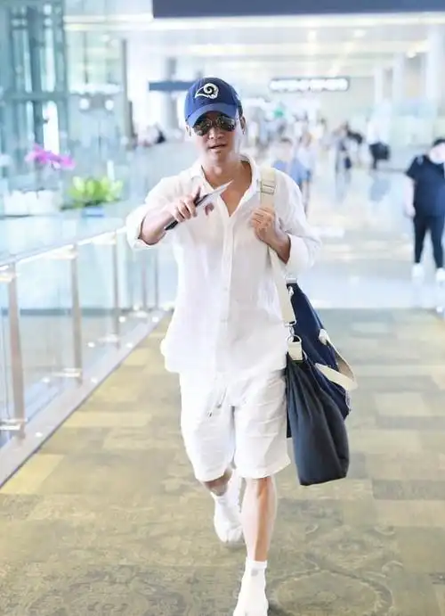 "硬核直男"吴京真敢穿,皮肤黑还穿了一身白,画面太美不敢看_网易订阅